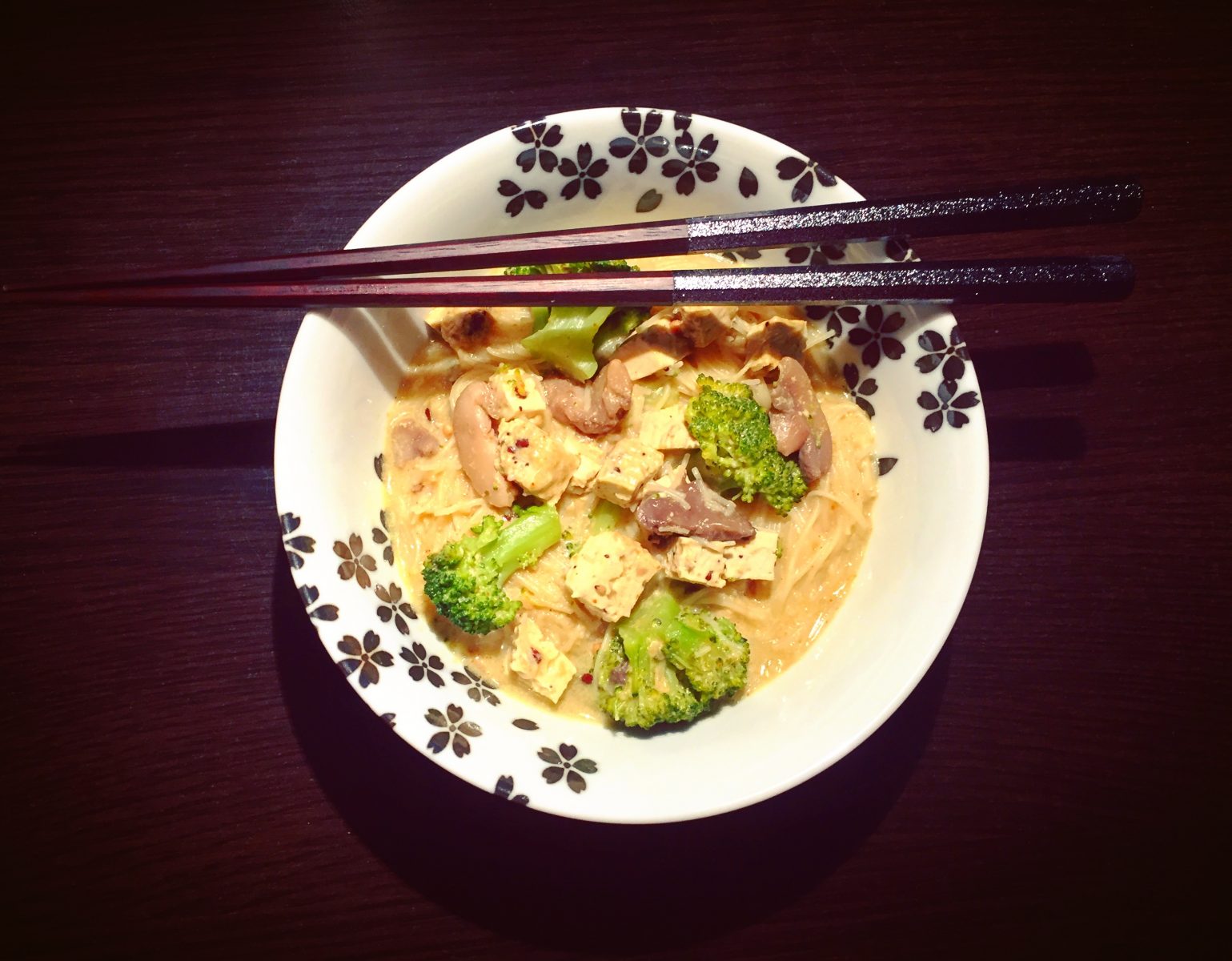 Soupe asiatique aux vermicelles de riz, coco curry vegan, sans gluten