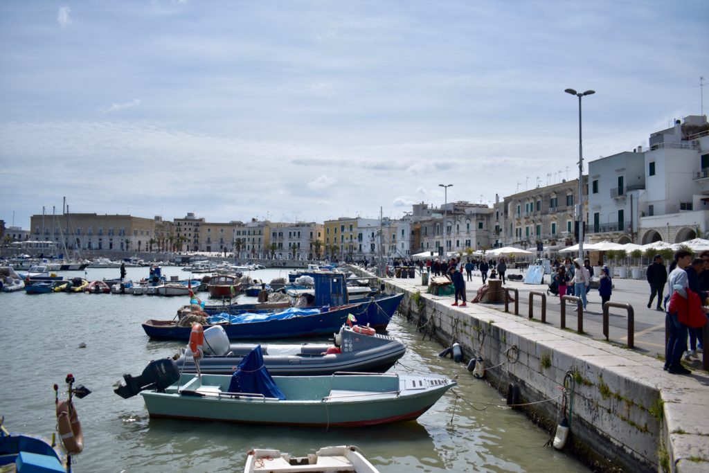 La magnifique promenade le long du port de Trani - Les Pouilles