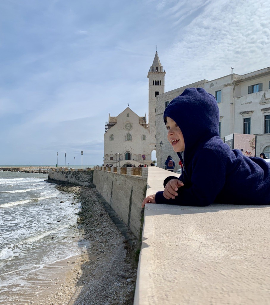 Mon chéri devant la cathédrale de Trani - Les Pouilles