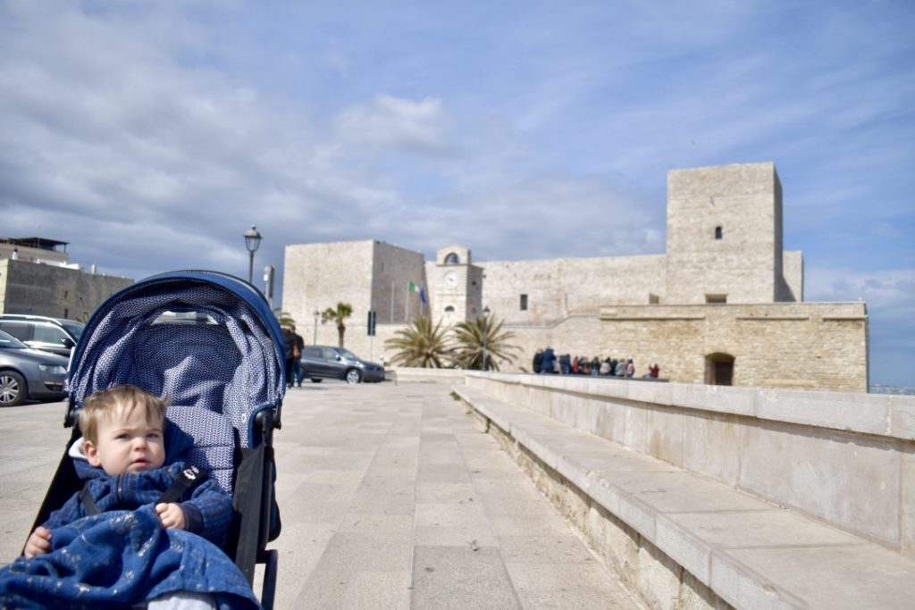 Mon bébé d'amour devant le château de Trani - Les Pouilles