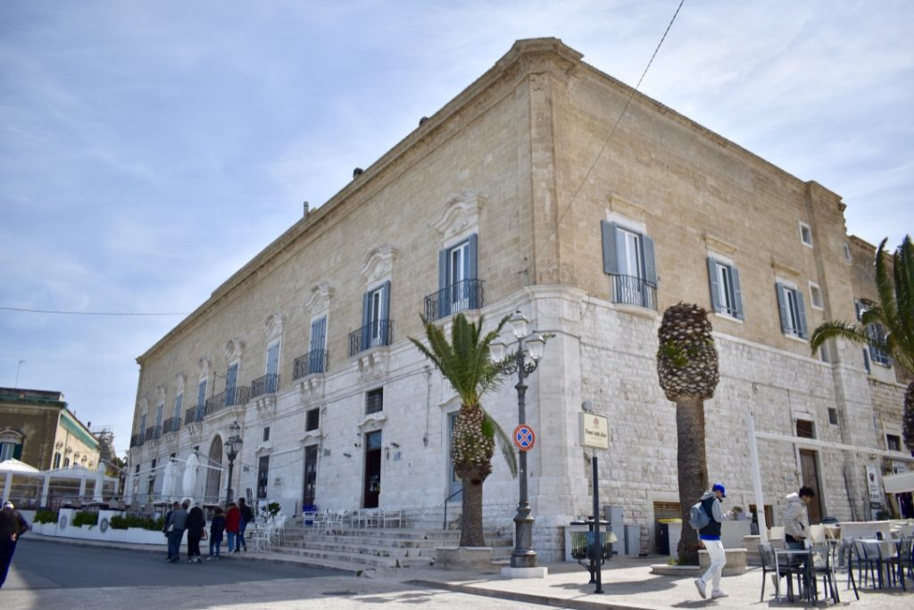 Une belle demeure le long de la promenade du port de Trani - Les Pouilles