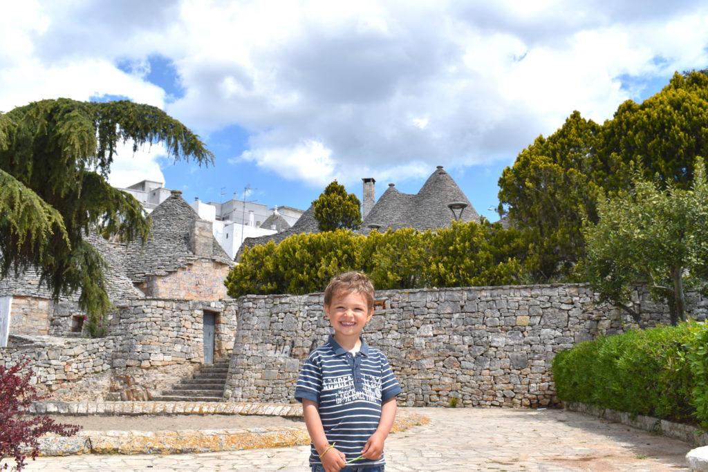 Milan, heureux de visiter Alberobello - Les Pouilles, Italie